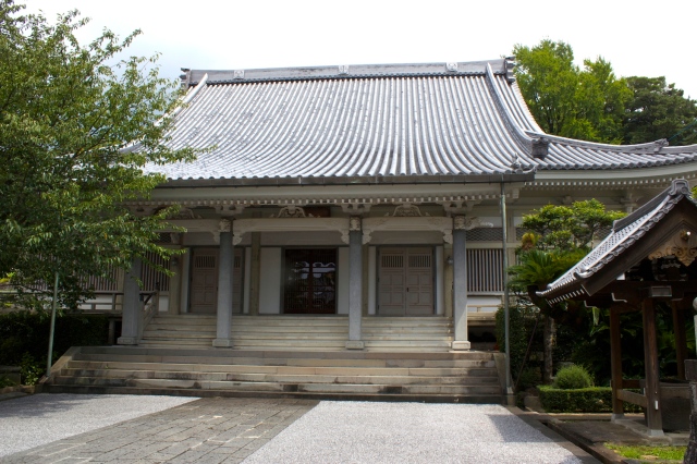 Inside Daion-ji, there was a beautiful pure white contemporary temple.  
